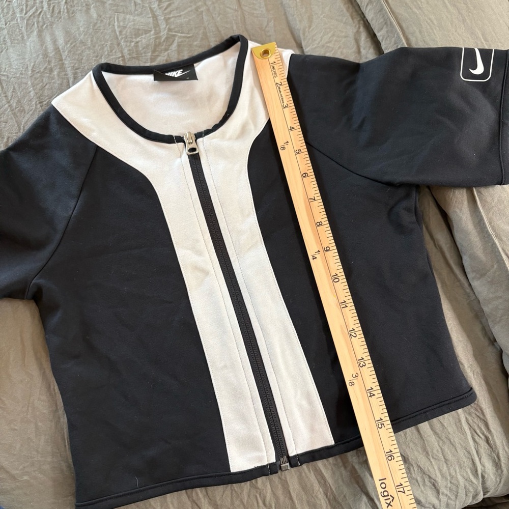 NIKE NSW STREET SHORT SLEEVE TOP. Size Small. - Picture 9 of 9